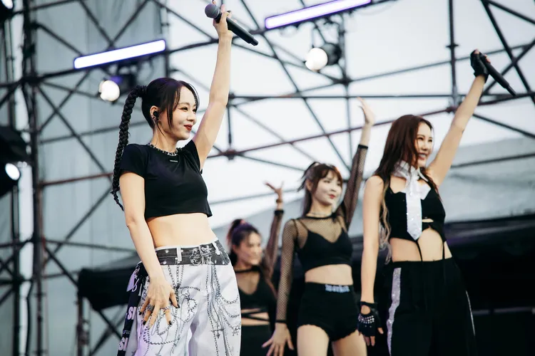 孫淑媚（左）與安心亞重現電影《陽光女子合唱團》「蘭珮CP」。三立提供