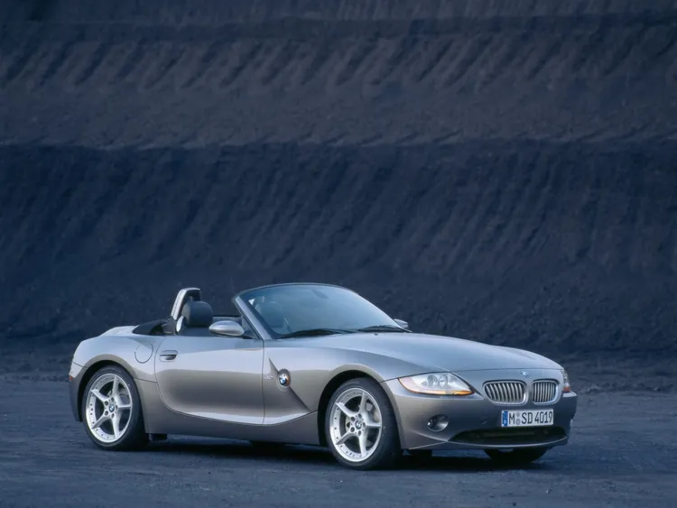 初代BMW Z4於2002年登場，以長車頭、短車尾與偏硬派的操控風格打響名號，至今仍被許多BMW車迷視為經典世代。原廠照片
