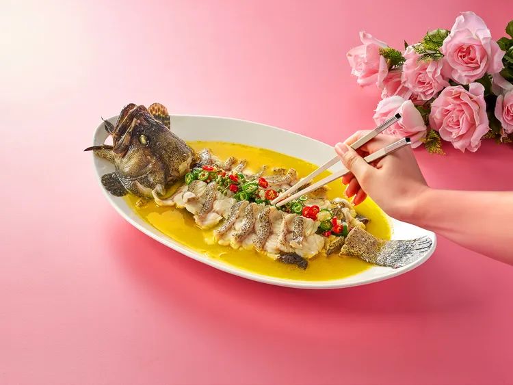 「紅樓金湯藤椒酸菜魚」以整條石斑魚入饌，肉質細緻鮮嫩，佐以藤椒的清香微麻與金湯酸菜的溫潤酸香相互交融，開胃之餘更添記憶點。瀚寓酒店提供