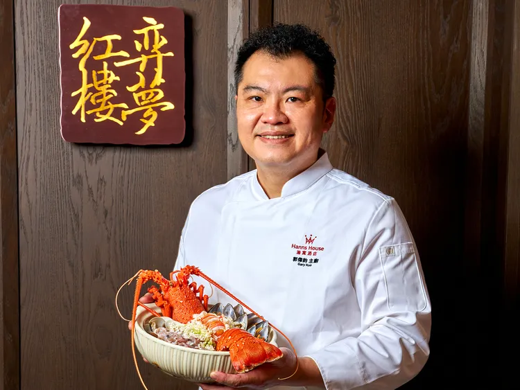 弈夢紅樓郭偉鈞主廚親自掌杓，「文蛤小卷龍蝦泡飯」匯聚海味精華，嚴選水姑娘龍蝦，搭配鮮甜的小卷與飽滿多汁的文蛤，專屬於媽咪的細緻饗宴。瀚寓酒店提供