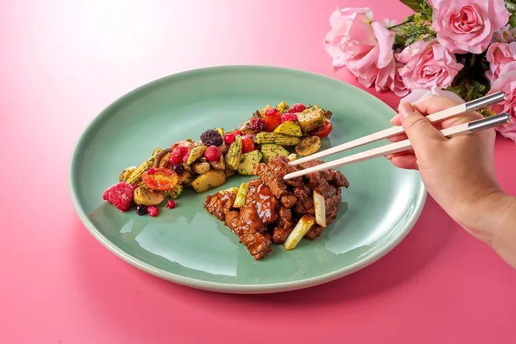 「菌菇覆盆子牛菲力」，菲力部位入菜，結合菌菇馥郁香氣與覆盆子果香微酸，風味層次鮮明。瀚寓酒店提供