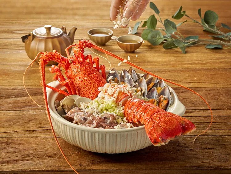 「文蛤小卷龍蝦泡飯」先以魚骨細火熬製濃白高湯，再加入粥底煮開後依序加入文蛤、小卷、水姑娘龍蝦等海鮮食材，最後撒入高溫炸製的酥脆米粒，湯頭清鮮甘醇，口感十足。瀚寓酒店提供