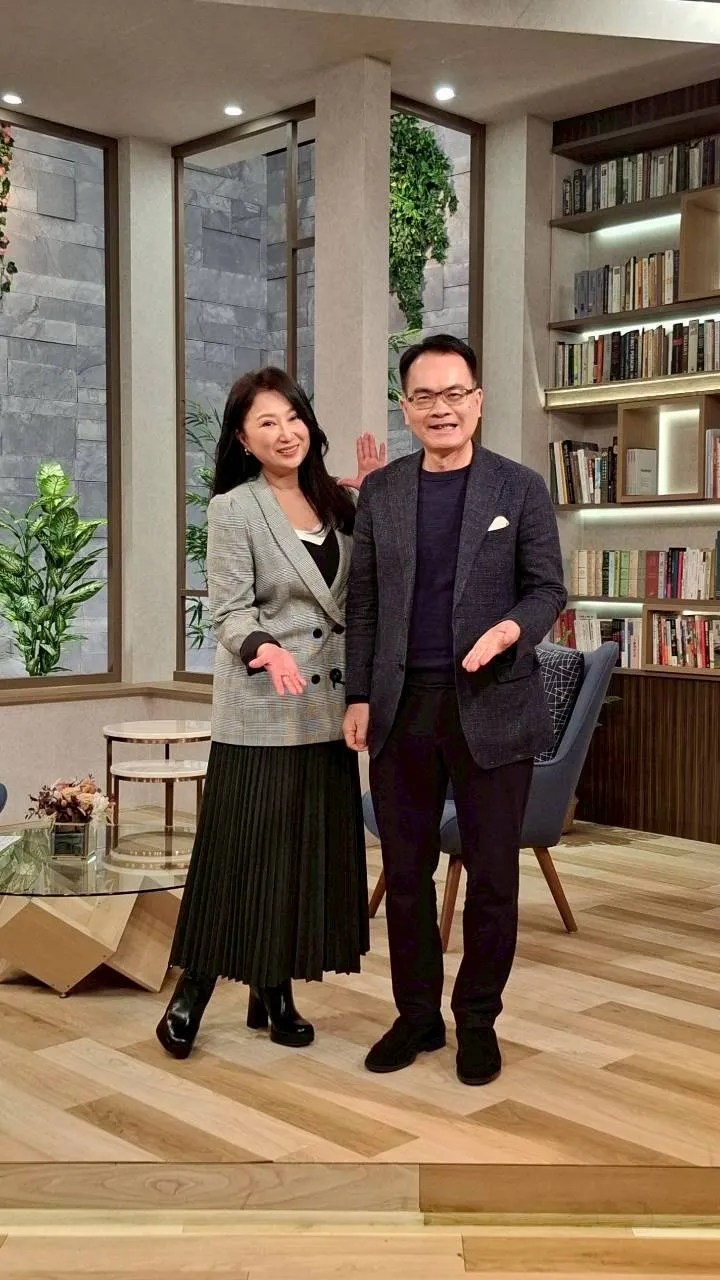 王瑞霞（左）對鄭弘儀暢談演藝經歷。三立提供
