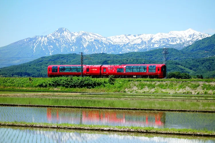 北陸觀光列車「雪月花」為趟次稀少、預約相當困難的夢幻列車。雄獅旅遊提供