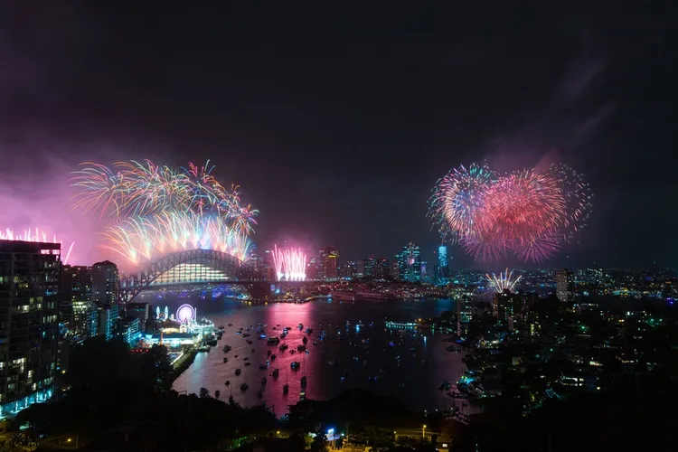 澳洲雪梨每年必看的跨年煙火，吸引許多全世界的旅客， 2027雪梨跨年獨家煙火船已搶先成團。雄獅旅遊提供
