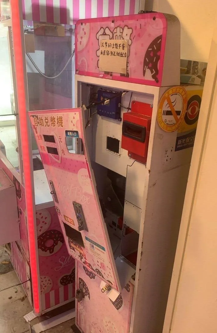兌幣機遭撬開。大園警分局提供