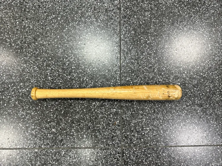 警方查扣凶器球棒。翻攝畫面