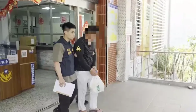 警方逮捕電纜大盜移送偵辦。翻攝畫面