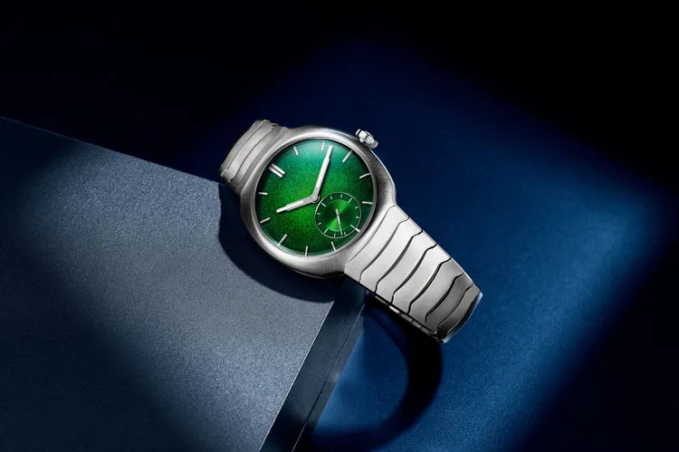 亨利慕時疾速者小秒針萊姆綠琺瑯腕錶專賣店限定版，39mm，不鏽鋼錶殼，萊姆綠煙燻「大明火」琺瑯飾以錘擊紋理錶盤，一體式不鏽鋼鏈帶，HMC 500自動機芯，動力儲存74小時動力儲存，防水深度120米，3萬900。品牌提供