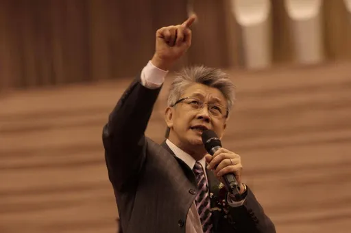 68歲《六燈獎》主持人驚傳腦出血！緊急開刀搶救