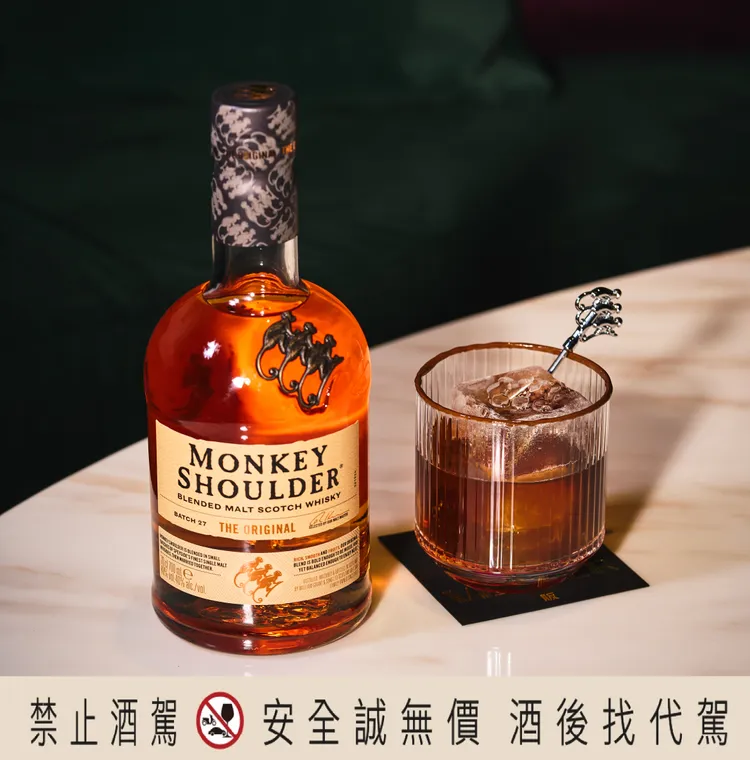 Vender主理人Darren與Summer以南洋經典咖啡「Kopi-O」為靈感，結合棕櫚糖椰香與咖啡醬苦韻，演繹充滿異國氛圍的Monkey Old Fashioned Twist。格蘭父子提供