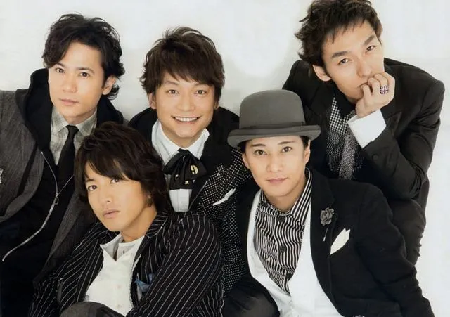 草彅剛（右後）曾是「SMAP」成員，隊友包括木村拓哉（前排左起）、中居正廣、稻垣吾郎（後排左起）、香取慎吾，已於2016年解散。翻攝日本yahoo