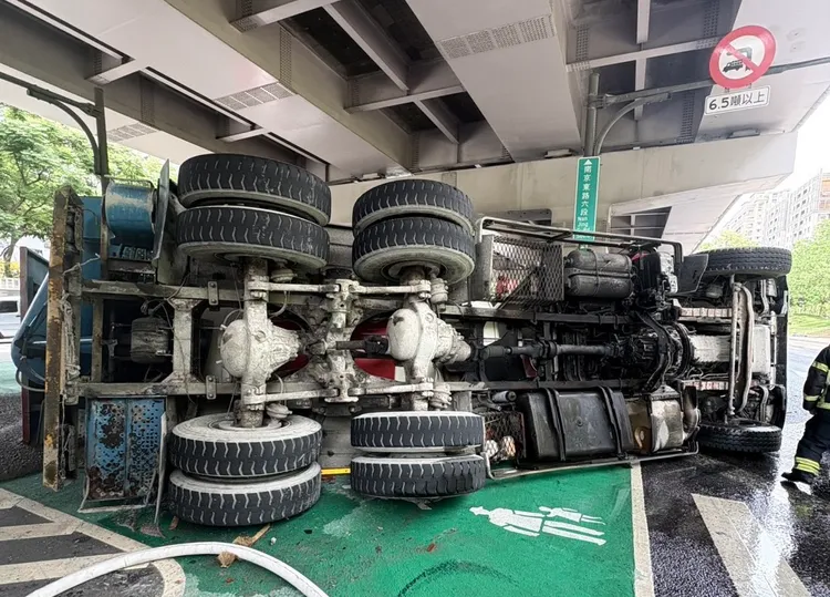 水泥車翻覆於潭美公園旁。翻攝畫面