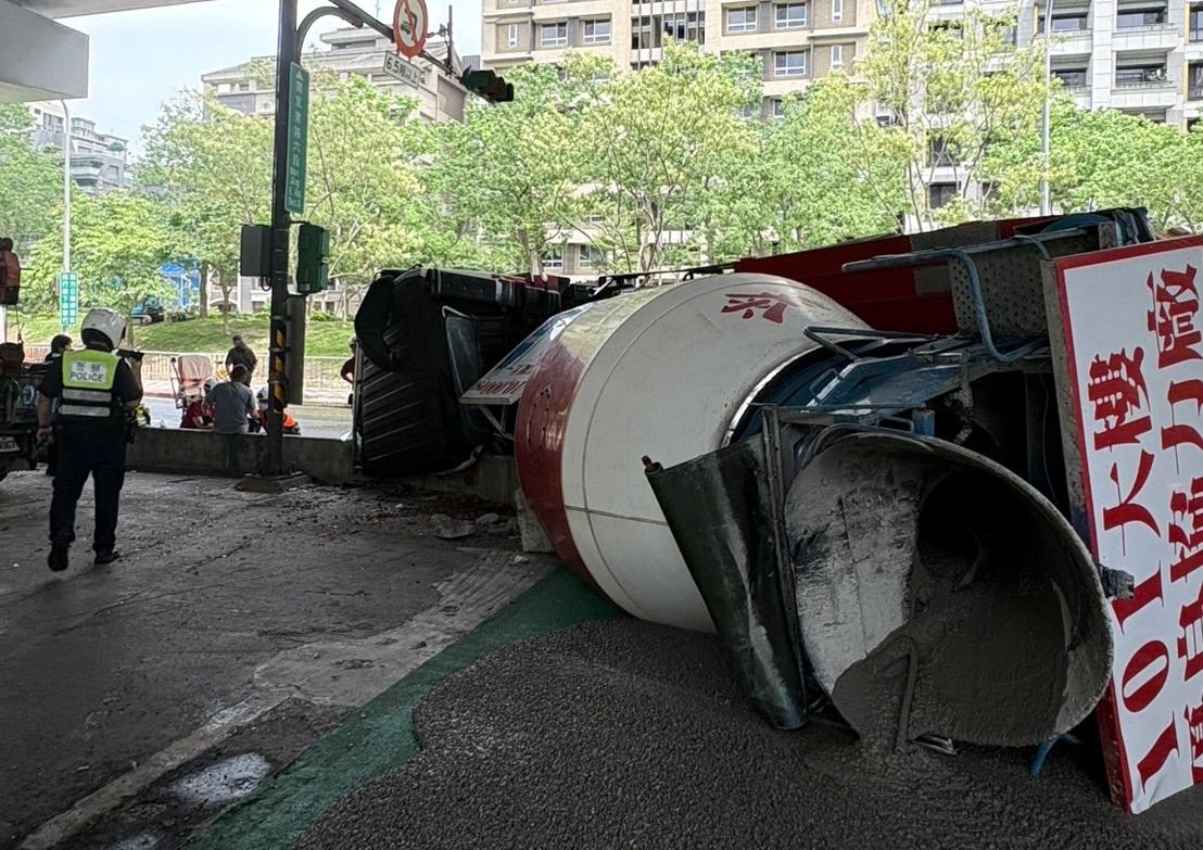北市水泥車翻覆側躺路中央 駕駛驚險脫困送醫