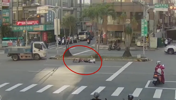 老婦被小貨車撞上，連人帶車在地上滑行10多公尺，整個人當場失去意識。翻攝畫面