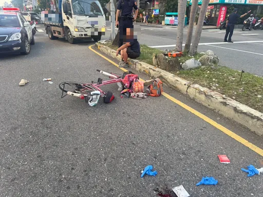 腳踏車突左切釀悲劇？新北老婦遭貨車撞飛身亡　驚悚畫面曝！