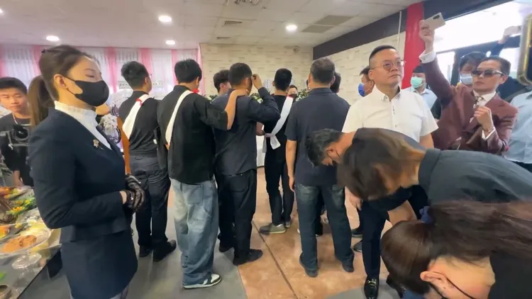 家屬一起全部轉身，拒絕答禮。民眾提供