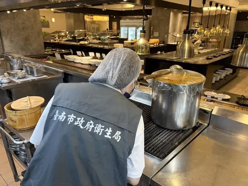 旅遊團南下爆13人嘔吐腹瀉送醫　衛生局查出台糖長榮缺失