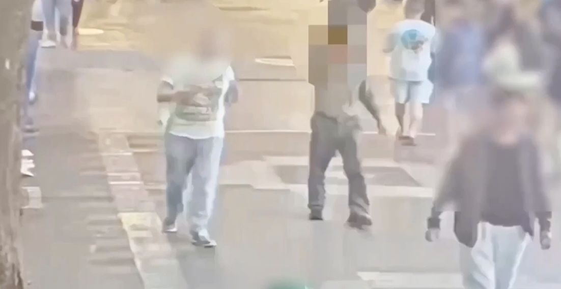 鬧劇!休假警路邊吃燒烤爆衝突 當街追打波蘭記者