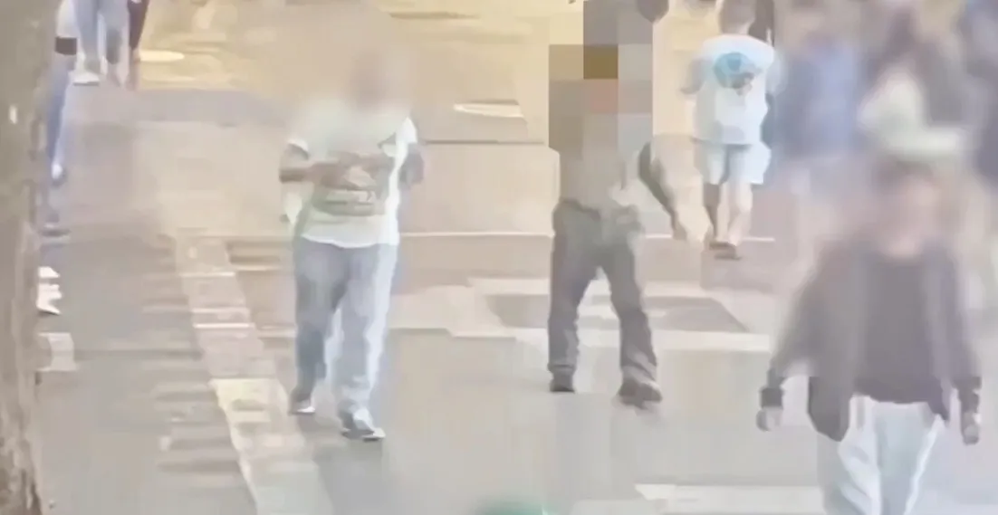 鬧劇！休假警路邊吃燒烤爆衝突　當街追打波蘭記者