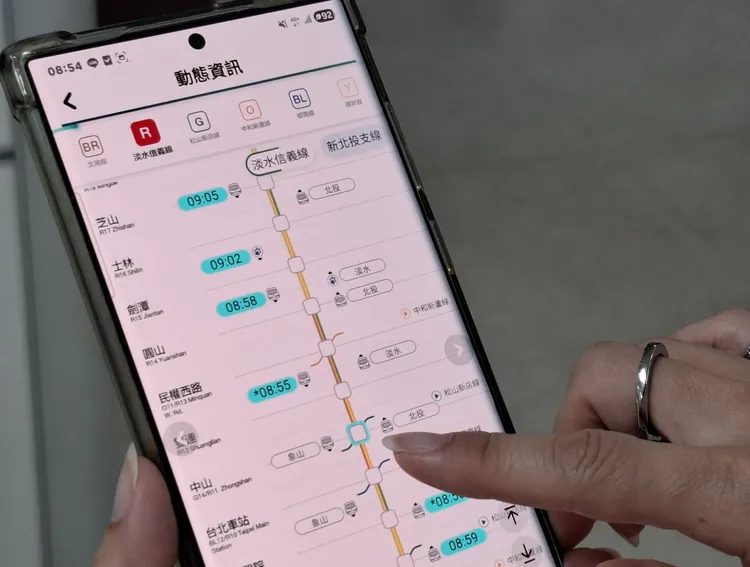 信義線東延段試運轉期間，民眾可利用APP查詢列車動態。北捷提供