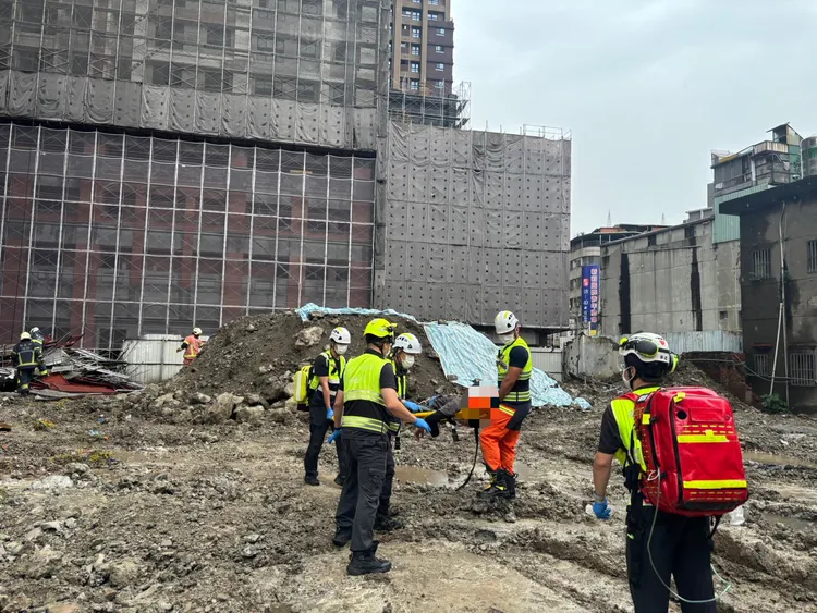 警消人員救援中。翻攝畫面