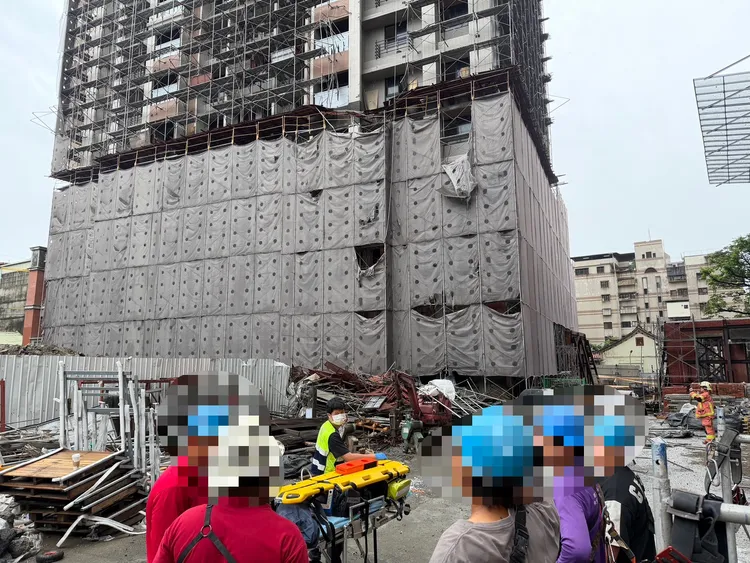 巨響嚇壞路人，新莊施工鷹架整片倒下，7名工人全數送醫。翻攝畫面
