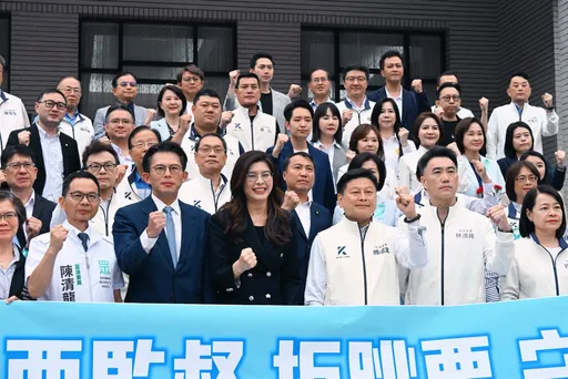 鄭麗文黃國昌赴立院「燦笑合照」　她痛心：對台灣的最大嘲諷