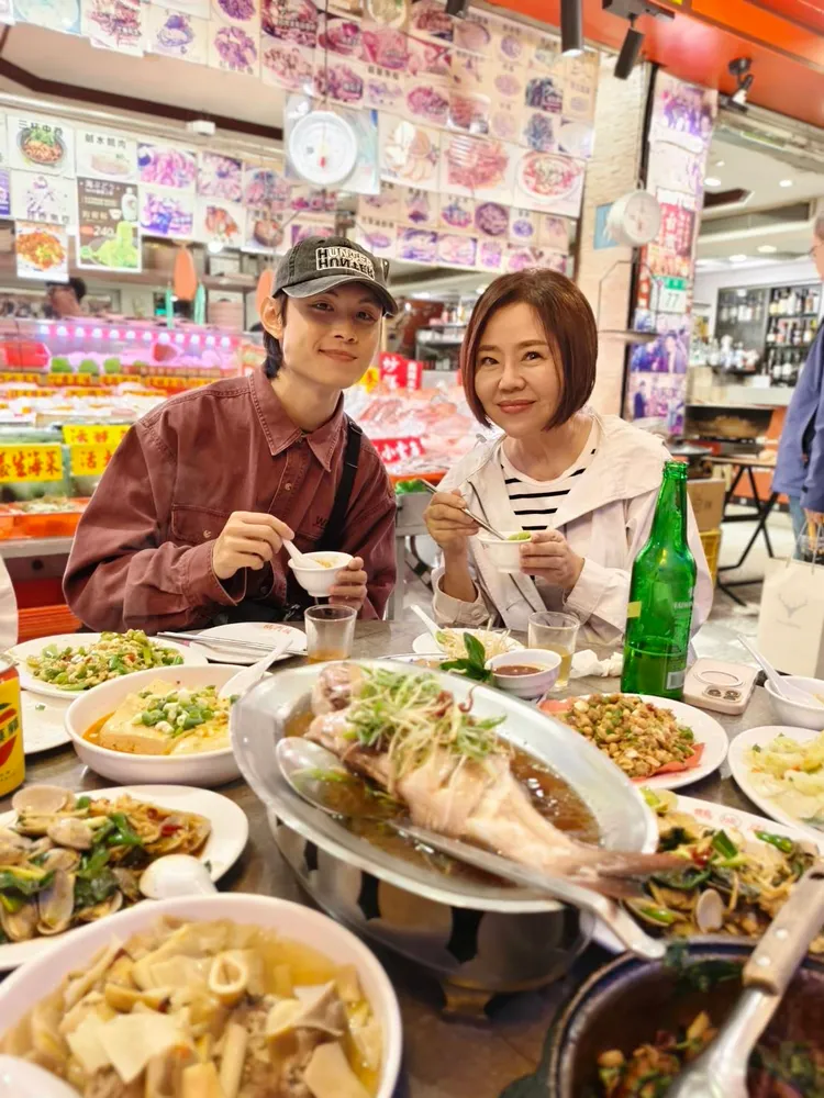于美人（右）日前應遼寧街熱炒店阿姨邀約，特地帶東東東去吃炒飯。三立提供