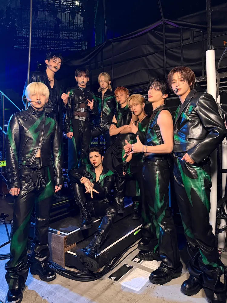 &TEAM正在舉行巡演，今晚在愛知開唱，NICHOLAS（王奕翔，右二）比出6的手勢，表示巡演的第6場演出。翻攝&TEAM X