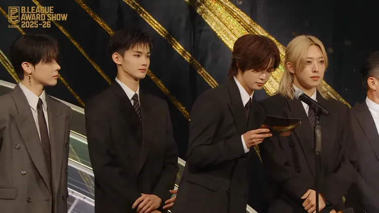 &TEAM的NICHOLAS（王奕翔，左起）、JO、K、FUMA日前出席B1聯賽頒獎典禮頒獎。翻攝YouTube