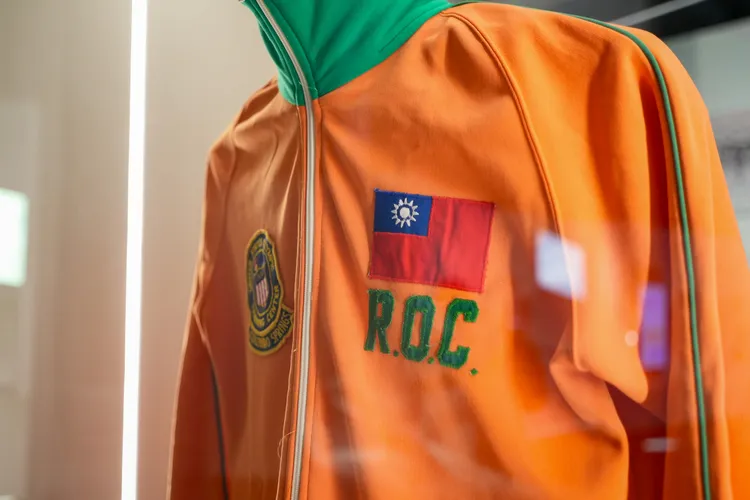 吳阿民借展的代表隊制服，清楚標示國旗與R.O.C.。田欣雲攝