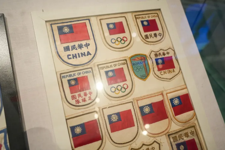 曾代表中華民國出戰亞運的香港足球運動員羅北，收藏的球衣臂章。田欣雲攝