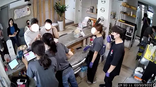 不滿點餐狂問！阿伯怒摔菜單「審犯人嗎」　影片曝光眾人傻眼