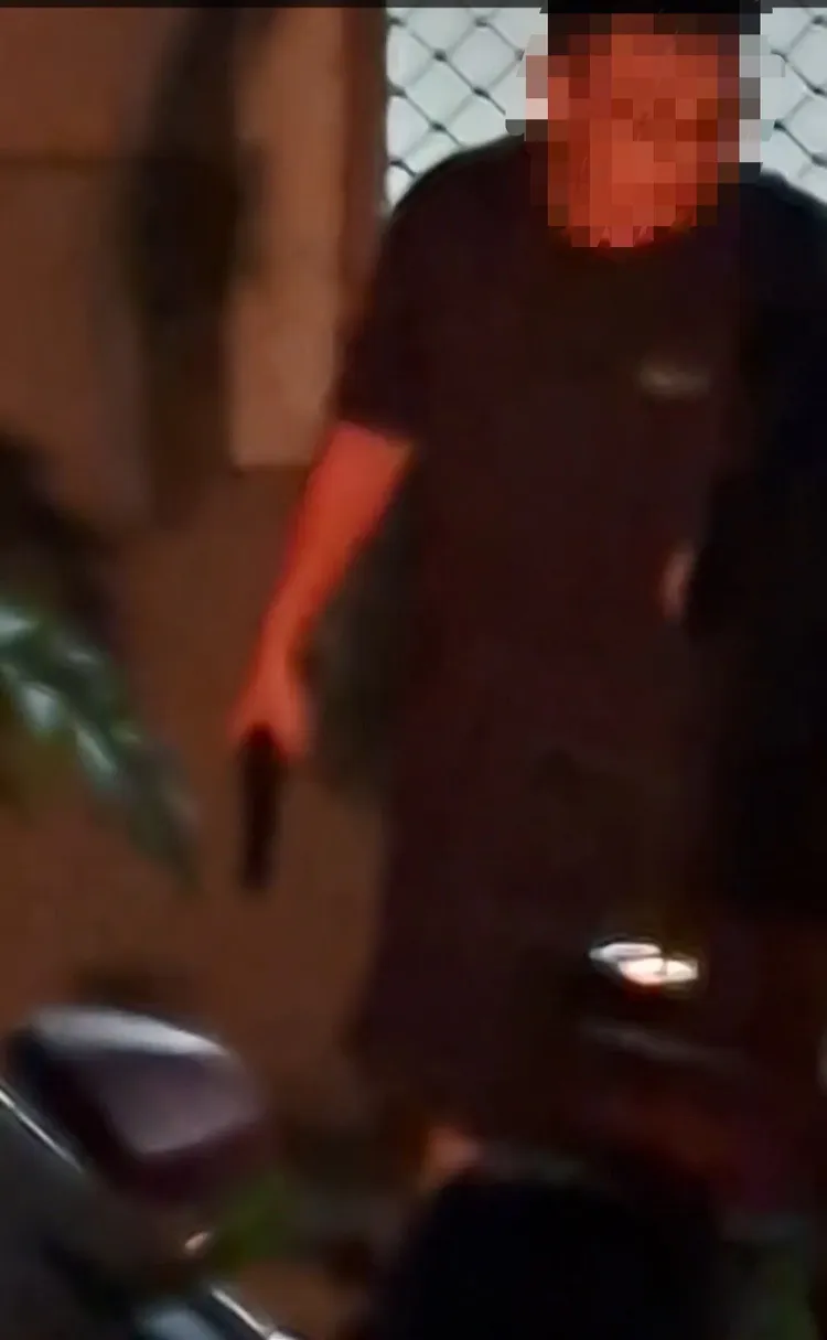 監視器畫面拍下曾男持槍影像。民眾提供