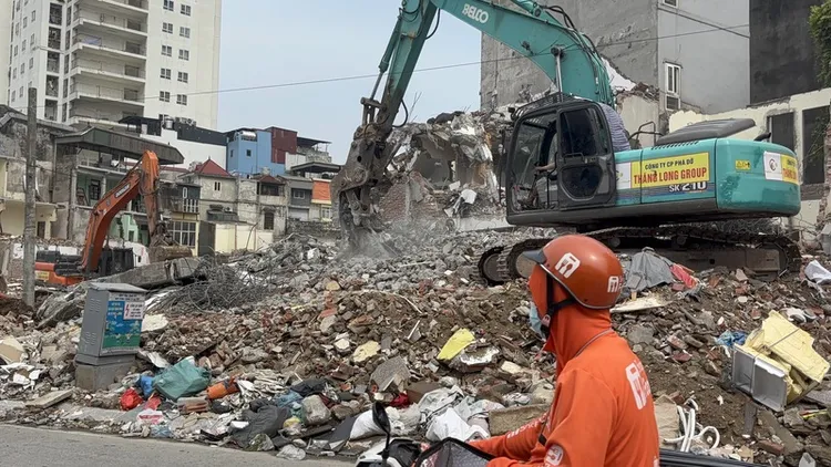 近月以來的河內市彷彿成為大型建築工地，數十處工地同時出現。這座城市正以閃電般的速度推進都市更新，卻也引發民怨與熱議。 中央社