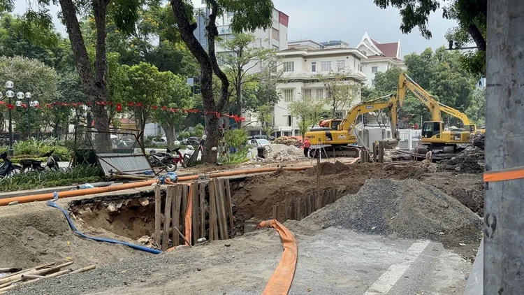 河內有許多湖，每逢大雨，淹水便是民眾重大議題。政府近日在市中心街道多處挖地施工，盼趕在雨季來臨前升級地下管道，解決內澇問題。 中央社