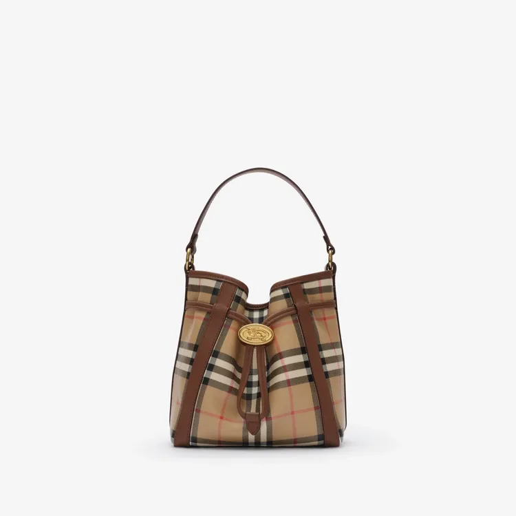 Burberry典藏米色迷你格紋水桶包，5萬5000元。品牌提供