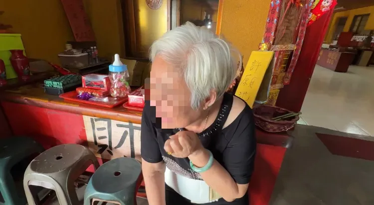 賴婦的年邁母親接獲噩耗，從桃園南下認屍，泣不成聲。民眾提供