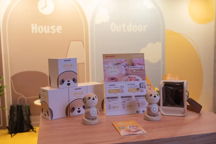 夏普展示Poketomo口袋同萌預購組合內容，包含機器人本體、充電台座與外出攜帶包，主打「會記住你」的AI情感陪伴功能。夏普提供