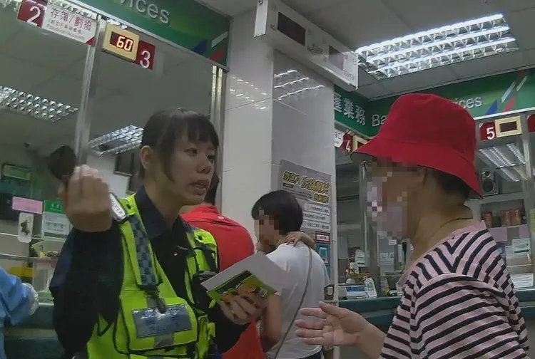 警方關切民眾提領鉅款，防阻詐騙。翻攝畫面
