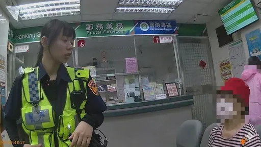保證獲利？婦人落入假投資陷阱　潮警及時攔阻30萬元老本