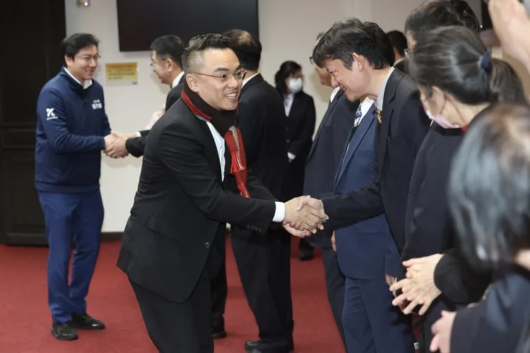 國民黨立委洪孟楷（前）領銜提出「鞭刑入法」公投案，主張針對性侵、虐童及重大詐欺犯增設鞭刑。中央社