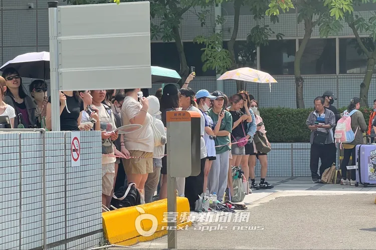 逾百名粉絲到小港機場送機，大喊「龍哥可愛」。陳薇安攝