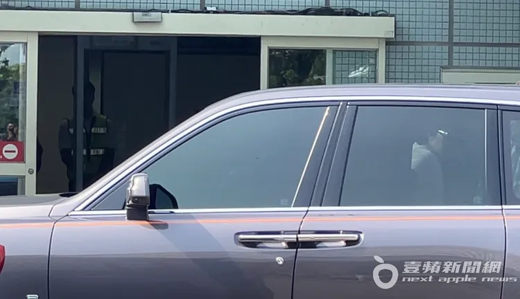 GD抵達小港機場後，在勞斯萊斯上坐了長達11分鐘才下車。陳薇安攝