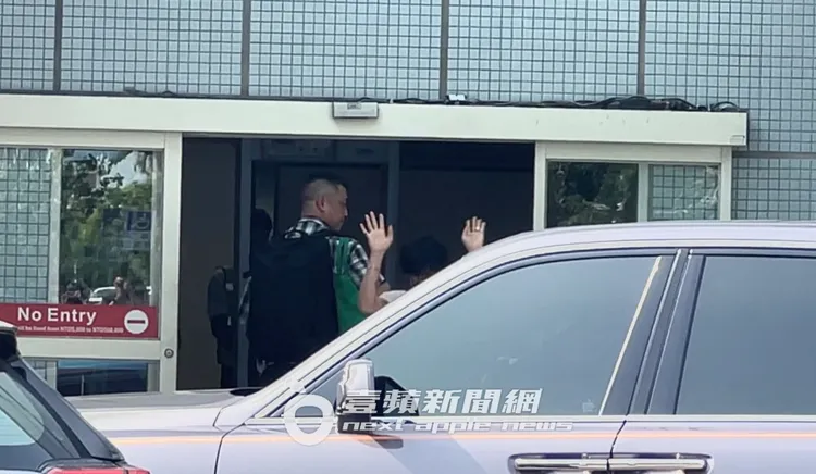GD下車後，聽到粉絲吶喊「龍哥可愛」，伸出雙手揮手致意。陳薇安攝