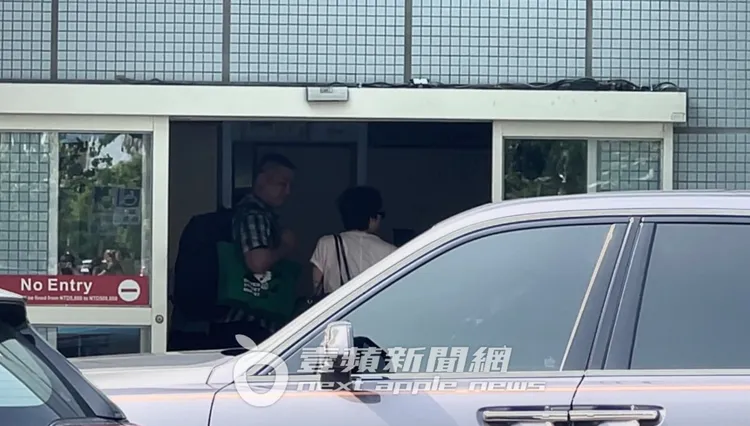 GD下午3點多走進小港機場商務通關室。陳薇安攝