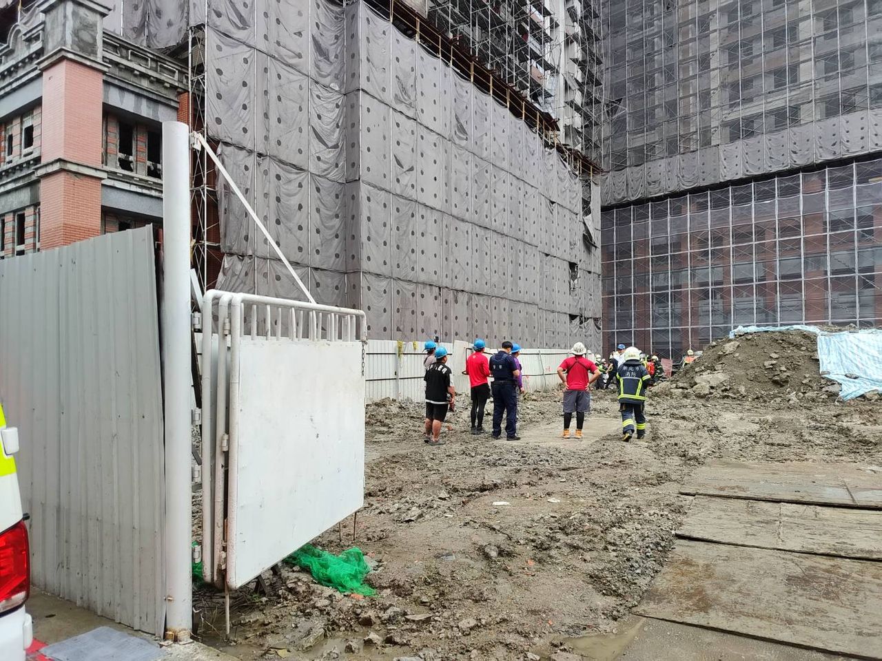 新莊鷹架17樓崩塌!工人遭重壓慘死 另1人墜落重傷