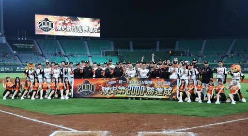 統一獅隊史第2000勝入袋　成中職第一支里程碑隊伍