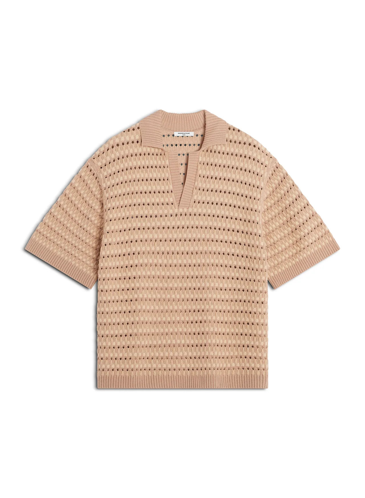 Maison Kitsuné拿鐵色籃網針織短袖POLO衫，1萬3400元。品牌提供